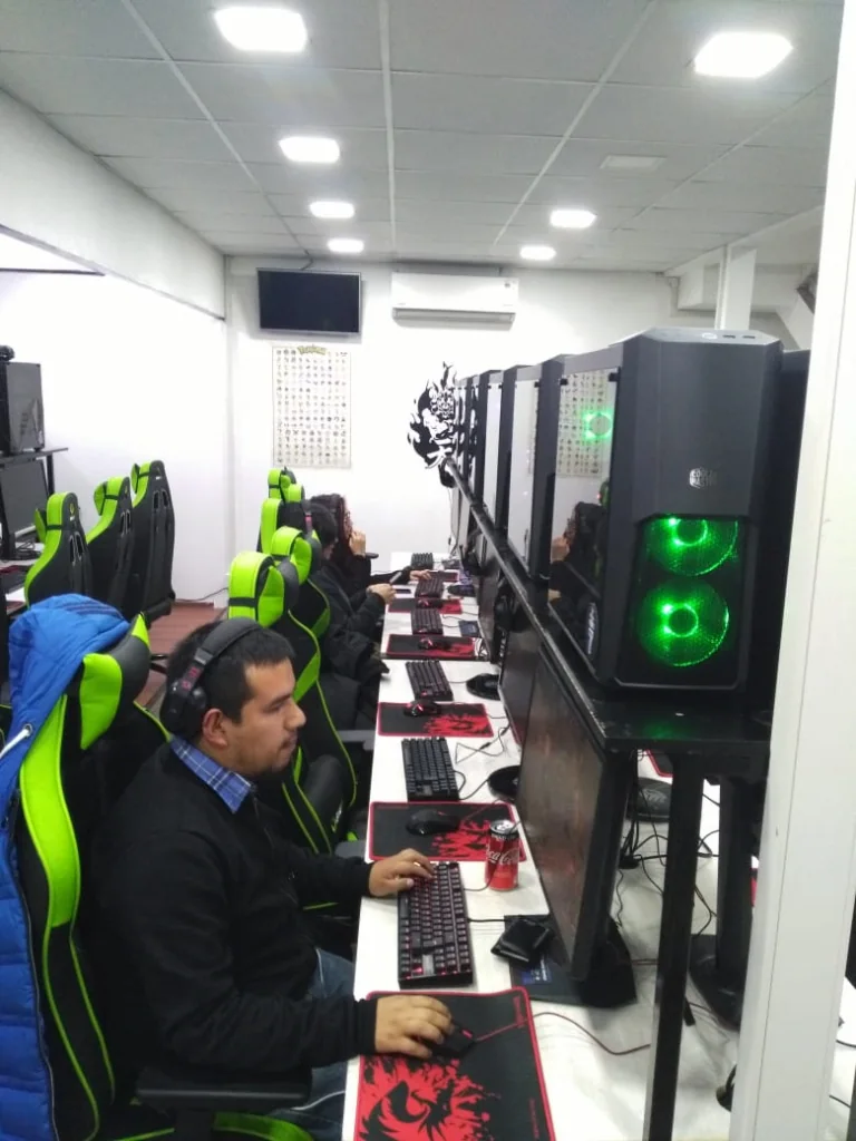 Sala de PC Gamer de LanCenter el día de su apertura en 2018, con sillas gamer verdes y jugadores en sus equipos